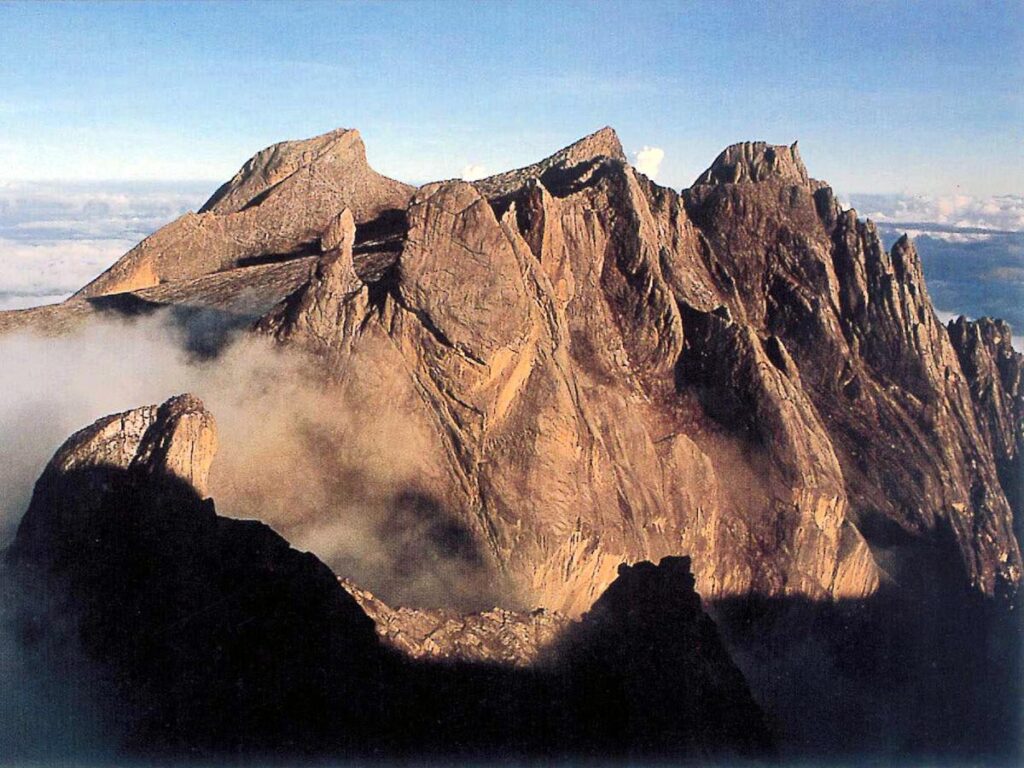 gunung tertinggi di Malaysia